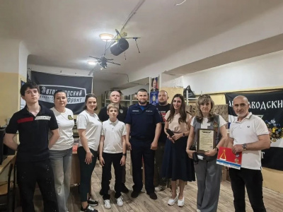 Депутат Оксана Лопатина совместно со штабом КСВО и волонтёрами города посетила пункт, где ведётся сбор гуманитарной помощи и изготовление деталей для СВО на 3D-принтерах.