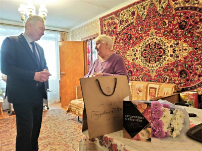 Поздравление с 85-летним юбилеем жительницы города А.А. Филатовой
