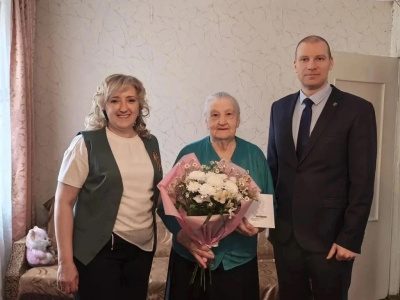 На этой неделе депутаты Совета депутатов совместно с заместителем главы Евгением Викторовичем Забойкиным поздравили наших ветеранов — уважаемых жителей города с юбилейными датами!