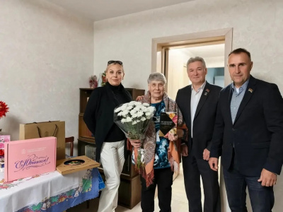 Депутаты поздравили жительниц Лыткарина с юбилеями Депутаты поздравили жительниц Лыткарина с юбилеями