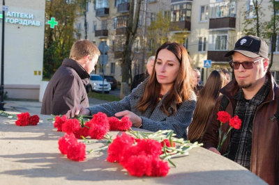 В память о важной дате: в Лыткарине прошла торжественная церемония возложения цветов В память о важной дате: в Лыткарине прошла торжественная церемония возложения цветов