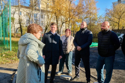Депутат Мособлдумы проверил ход работ на школьных стадионах Депутат Мособлдумы проверил ход работ на школьных стадионах