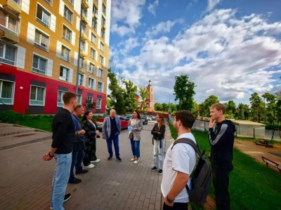 Депутаты продолжают встречаться с жителями во время рабочих обходов территорий Депутаты продолжают встречаться с жителями во время рабочих обходов территорий