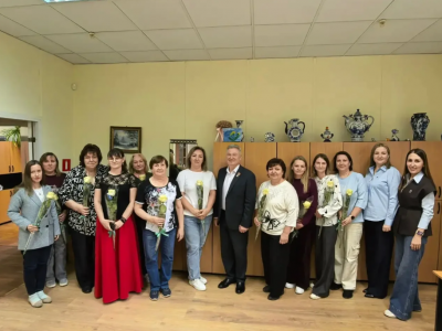Депутаты поздравили коллектив Финансового управления города с Днём финансиста России.